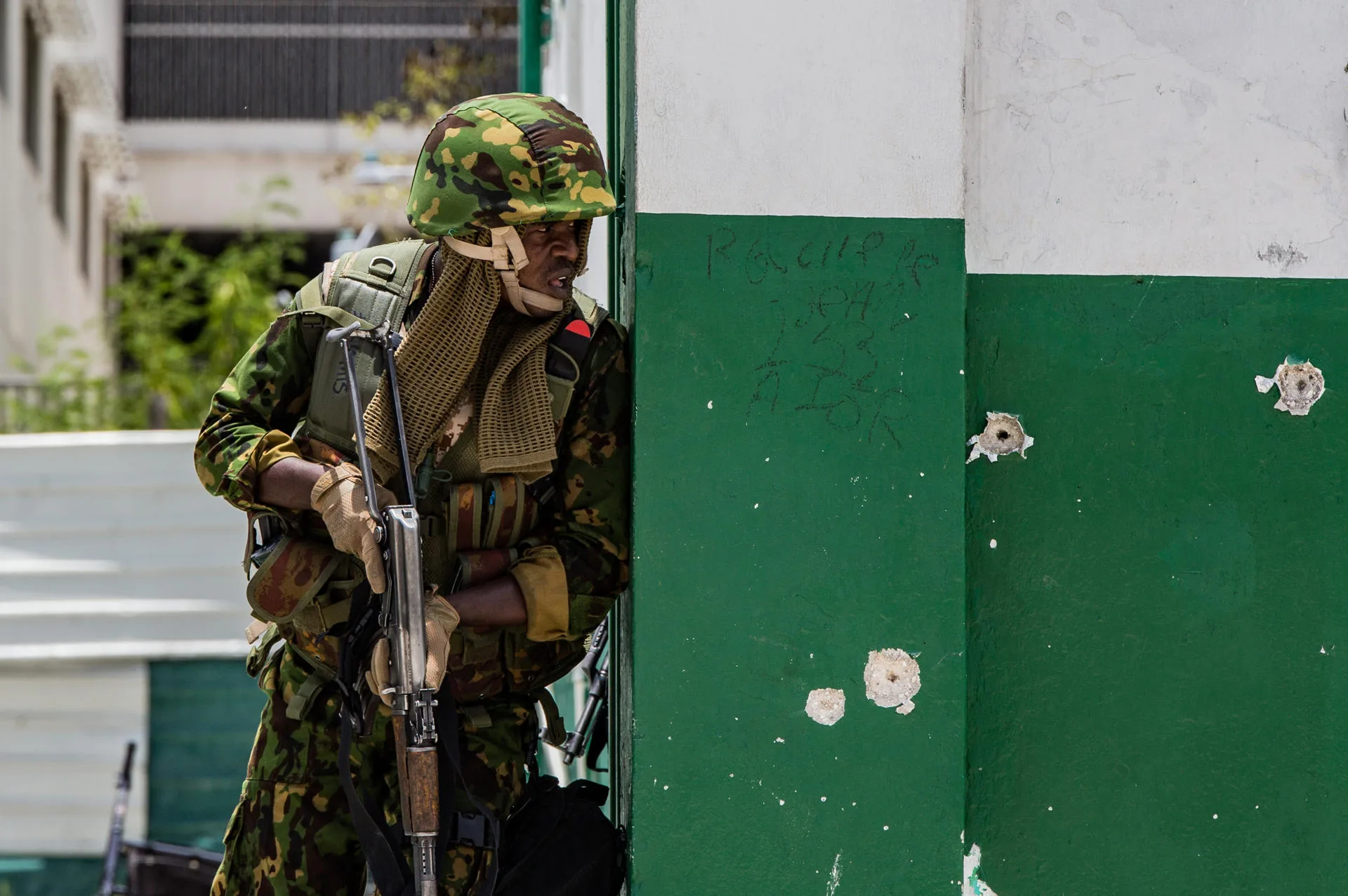Kenyan police member of the Multinational Security Support Mission (MMAS) standing guard after an attack on Haitian Prime Minister Garry Conille in Port-au-Prince, Haiti. Jun. 29, 2024. EFE/ Mentor David Lorens.