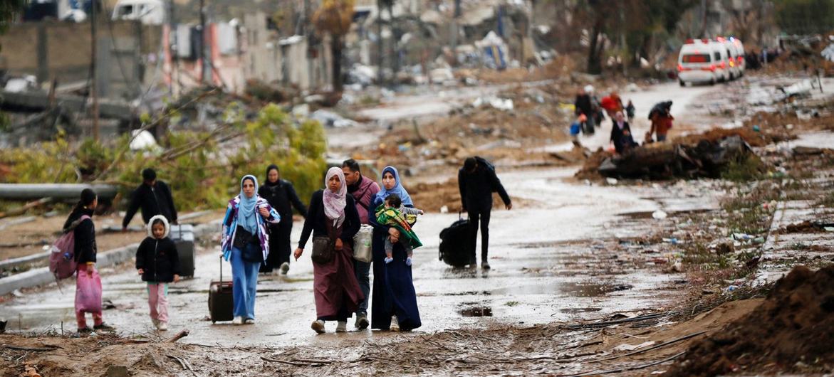 Displaced people walk from the north of Gaza towards the south, as ambulances head in the other direction. Photo (UNRWA/Ashraf Amra)