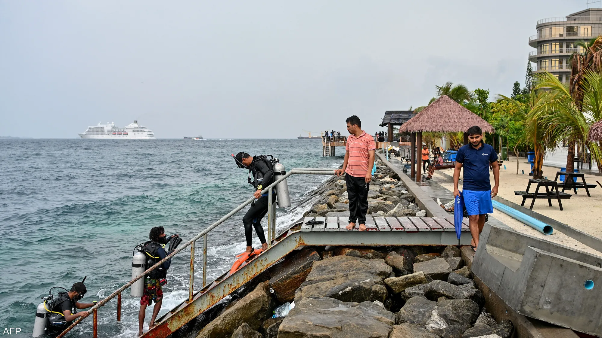 Rescue teams in the Maldives search for the bodies of four missing Italian divers in a deep cave diving operation.