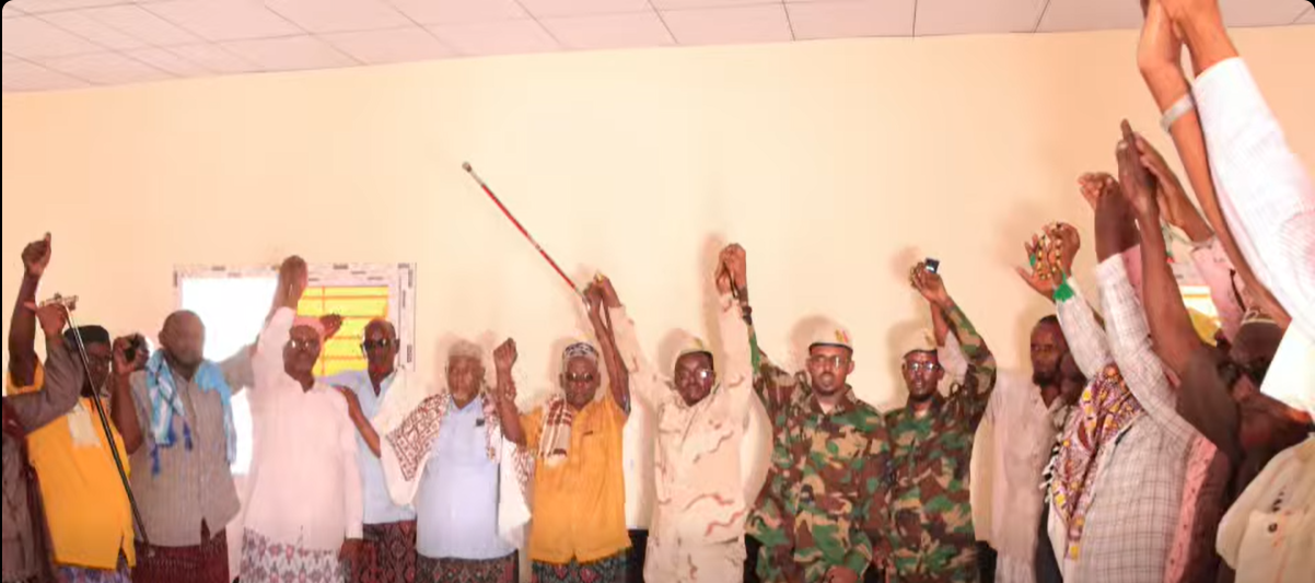 Somali National Army officers and local elders supervise the signing of a diya compensation agreement between two clans in Harardhere, Mudug region, aimed at ending a deadly dispute and preventing further inter-clan fighting.
