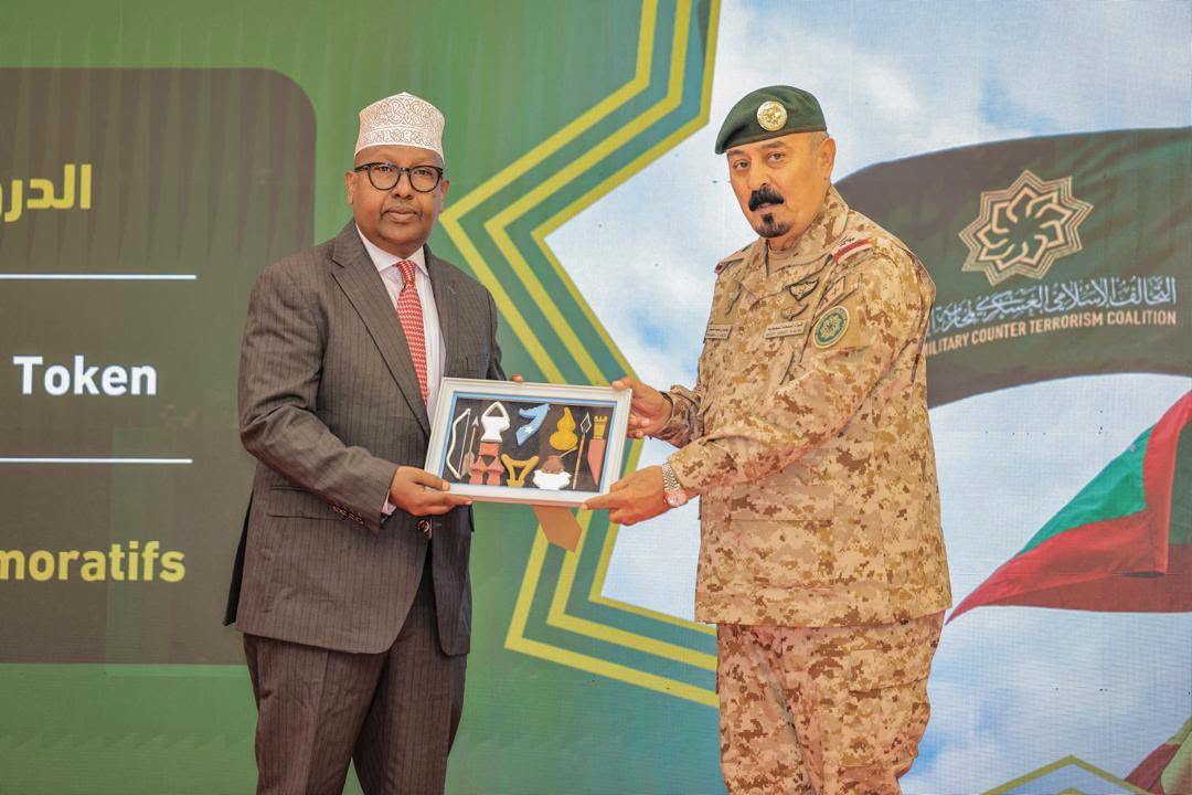 Somalia's Defence Minister Ahmed Moallim Fiqi and IMCTC Secretary General Maj. Gen. Mohammed bin Saeed Al-Moghedi exchange a commemorative gift during the launch of the "Peace Journalists" initiative in Mogadishu.