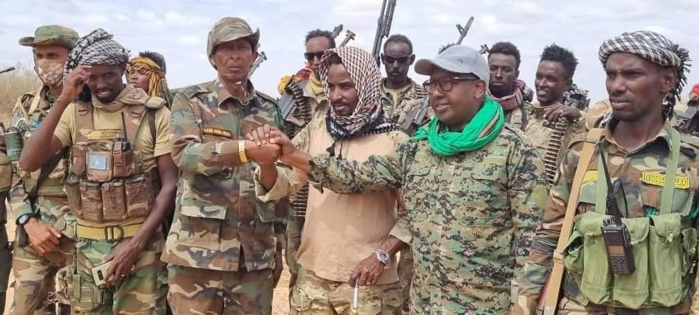 Field commander Sadaq John appears in the center of the photo, accompanied by the Minister of Internal Security of Galmudug State, Ahmed Fiqi, and the commander of the ground forces of the National Army, Mohamed Bihi.