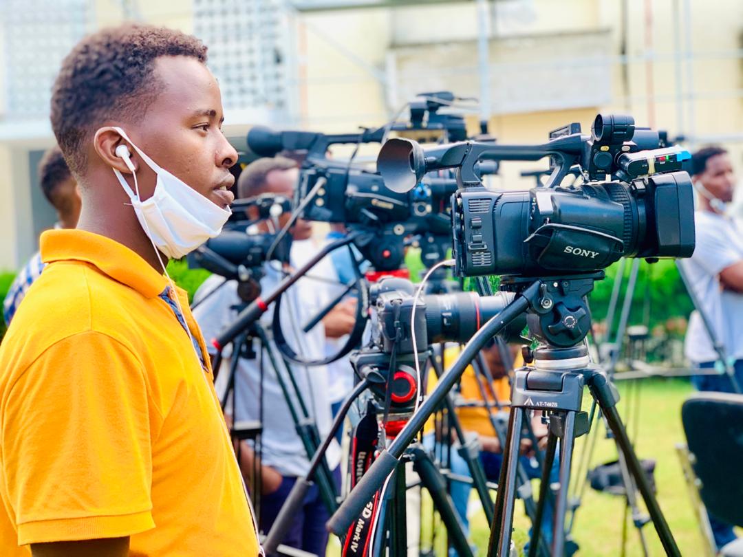 Somali journalist, Abdirahman Omar (pictured) sustained slight injuries after NISA officers raided Somali Cable TV premises on Monday 18 May, 2020 (Photo courtesy).