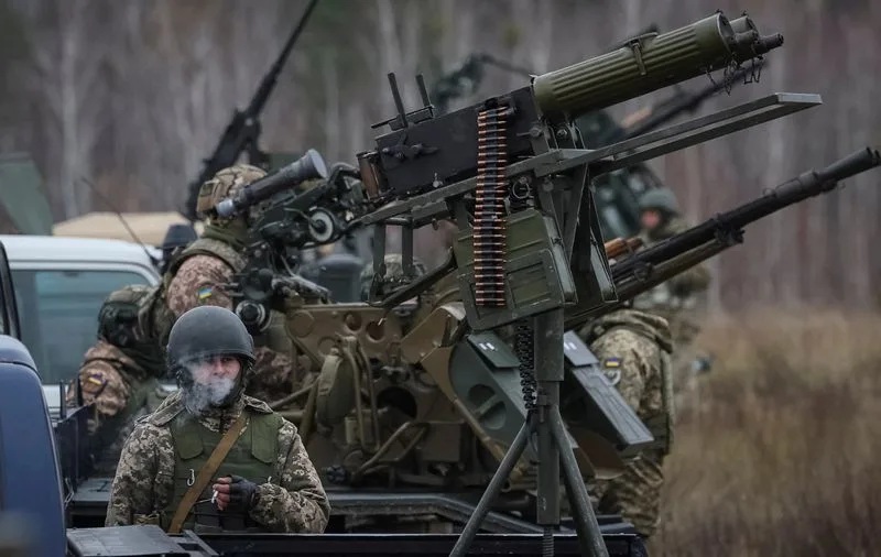 FILE PHOTO: Ukrainian servicemen attend air defence drills, amid Russia's attack on Ukraine, in Chernihiv region, Ukraine November 11, 2023. REUTERS/Gleb Garanich/File Photo