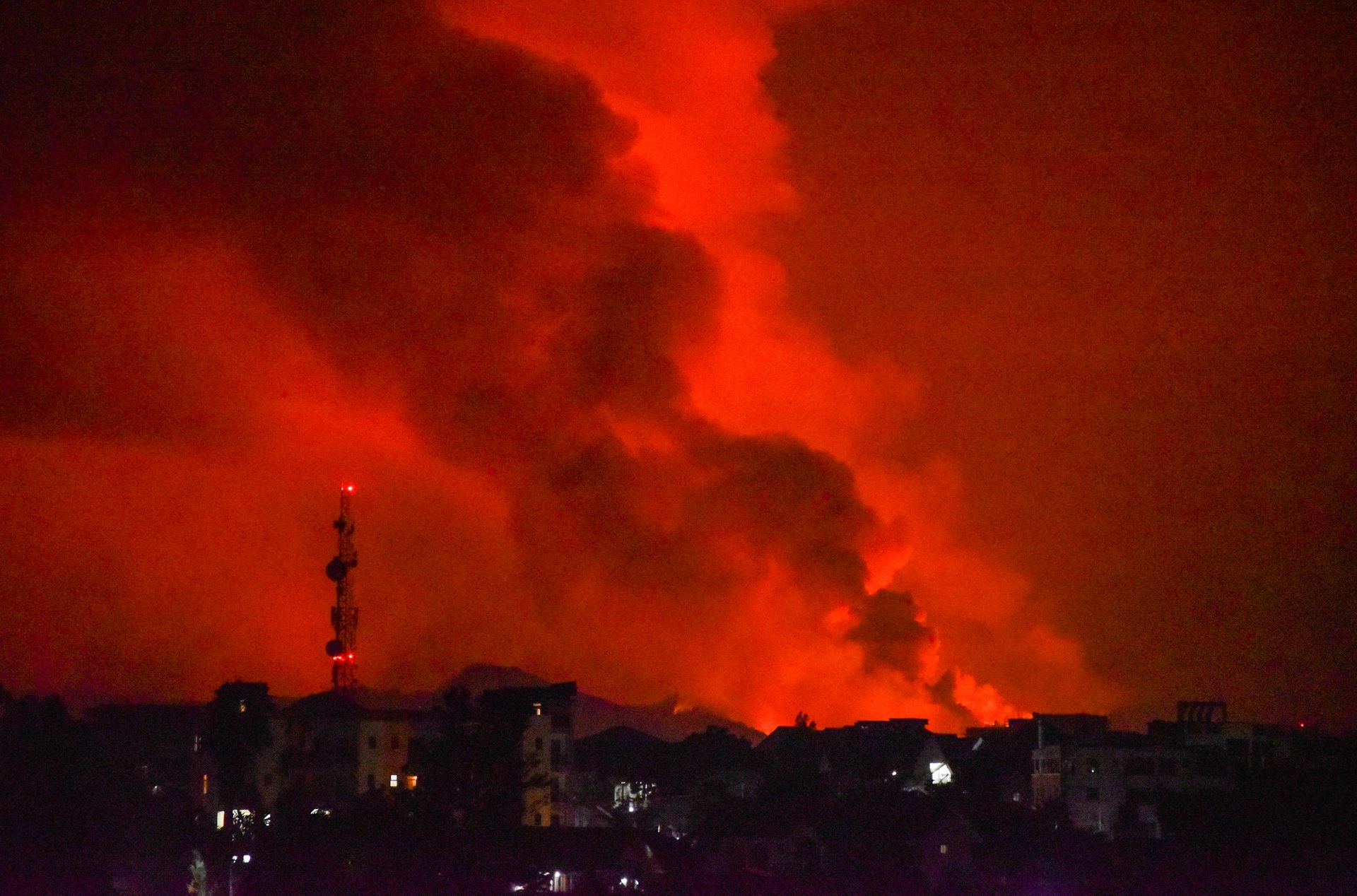 A general view shows smoke and flames at the volcanic eruption of Mount Nyiragongo near Goma, in the Democratic Republic of Congo May 22, 2021. REUTERS/Olivia Acland
