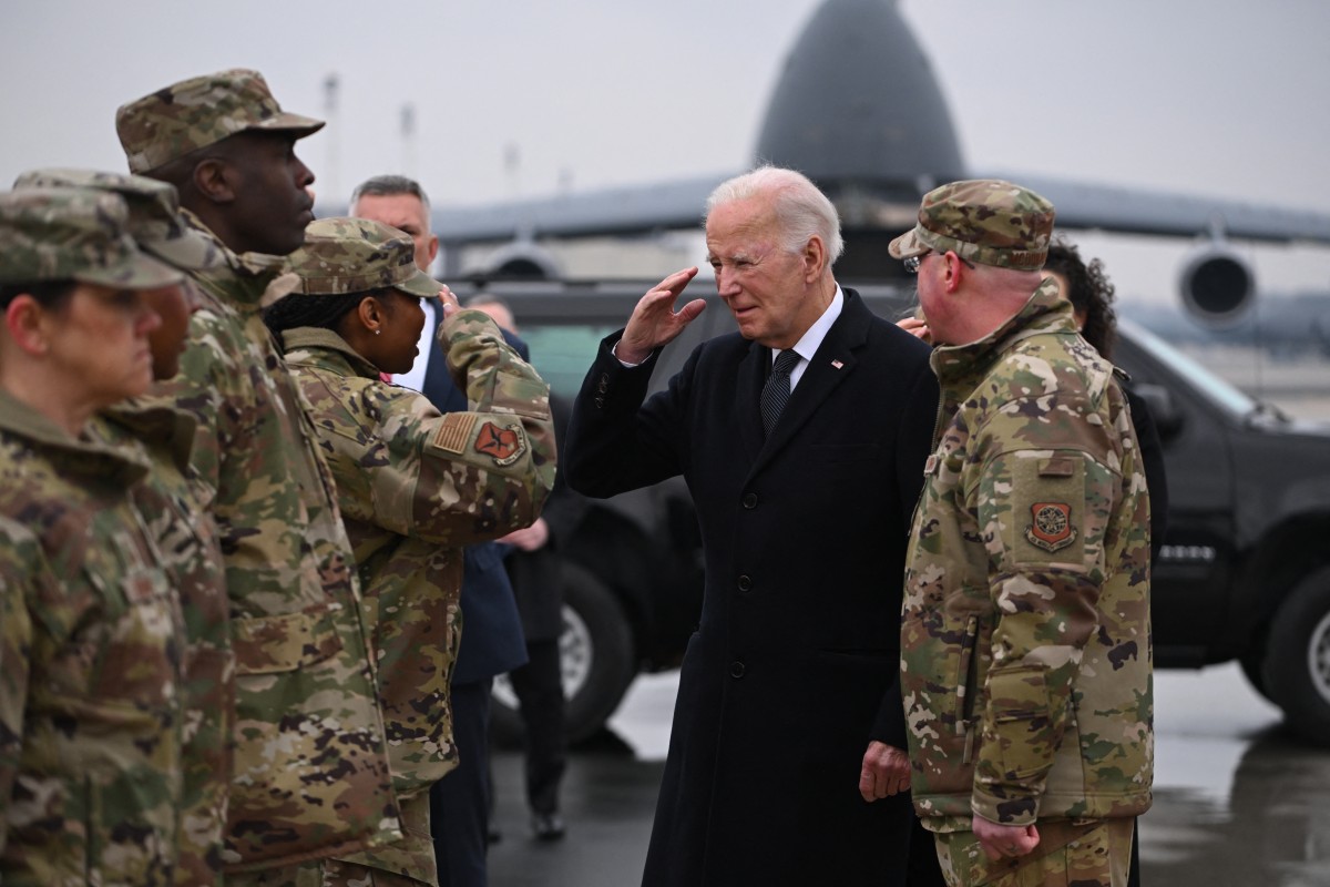 US President Joe Biden greets military personnel on arrival at Dover Air Force Base in Dover, Delaware, on February 2, 2024, to attend the dignified transfer of the remains of three US service members killed in the drone attack on the US military outpost in Jordan. (Roberto SCHMIDT / AFP)