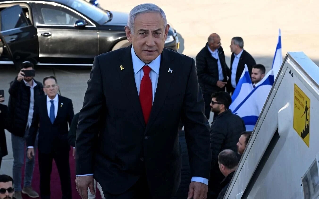 Prime Minister Benjamin Netanyahu boards the Wing of Zion plane at Ben Gurion Airport ahead of a trip to the United States, February 2, 2025. (Avi Ohayon/GPO)