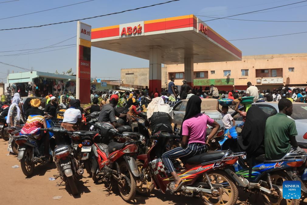 People queue at a gas station to refuel vehicles in Bamako, the capital of Mali, Oct. 29, 2025. (Xinhua/Wang Yue)