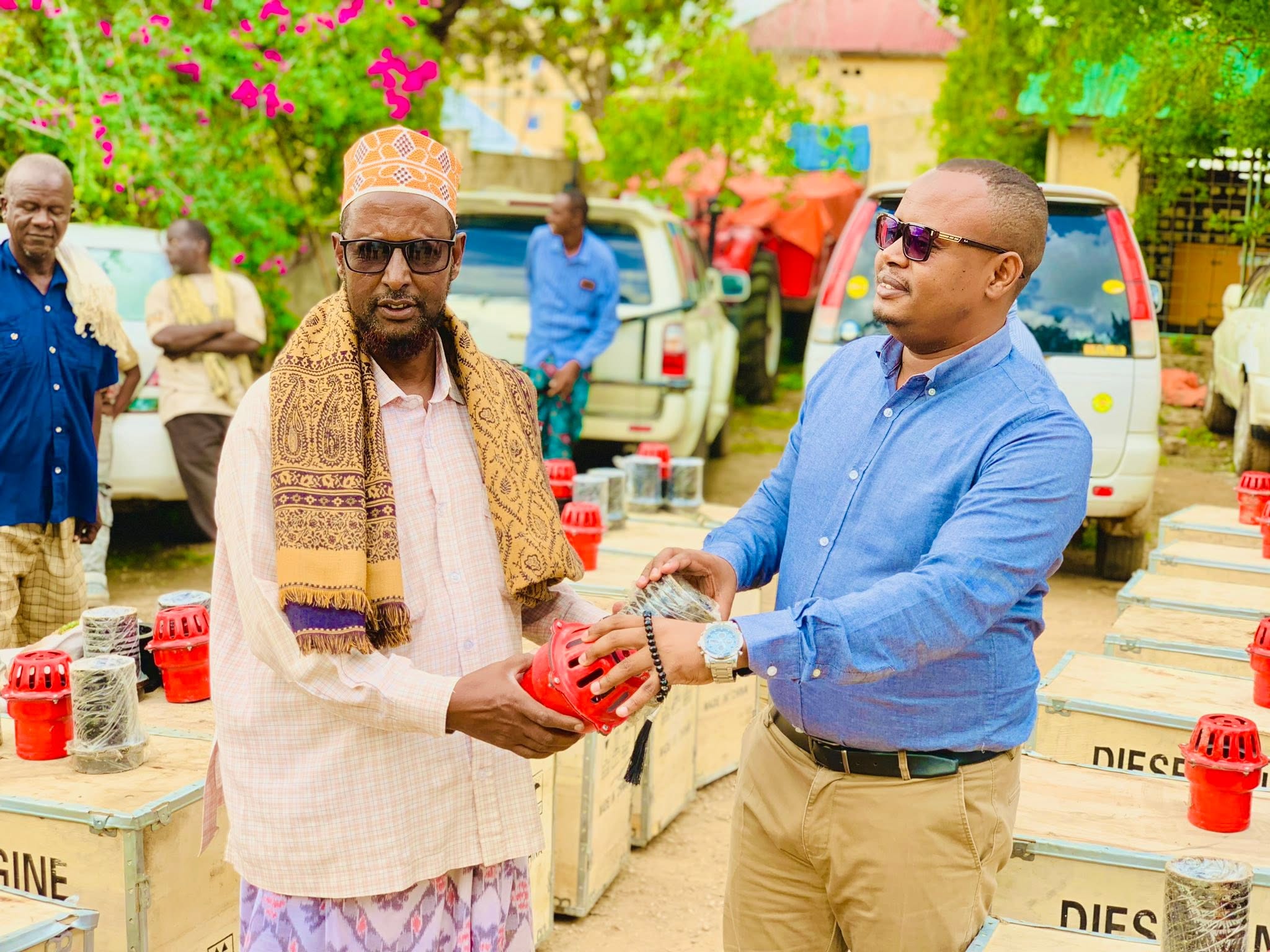 Hirshabelle Agriculture Minister Mohamed Sheikh Maxamuud distributes 16 diesel engines for irrigation in Jowhar, benefiting 16 farmers in local cooperatives.