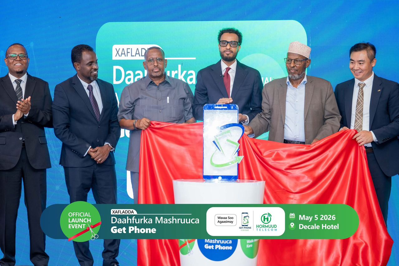 Hormuud Telecom and Get-Phone officials announce smartphone financing program in Mogadishu.