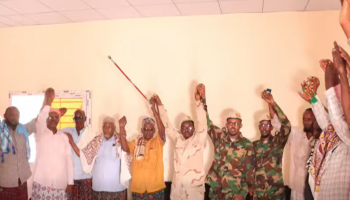 Somali National Army officers and local elders supervise the signing of a diya compensation agreement between two clans in Harardhere, Mudug region, aimed at ending a deadly dispute and preventing further inter-clan fighting.