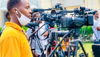 Somali journalist, Abdirahman Omar (pictured) sustained slight injuries after NISA officers raided Somali Cable TV premises on Monday 18 May, 2020 (Photo courtesy).