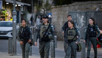Israeli Border Police officers patrol outside Damascus Gate in Jerusalem's Old City during the beginning of the holy fasting month of Ramadan, February 18, 2026. (photo credit: CHAIM GOLDBERG/FLASH90)