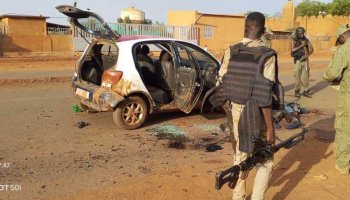 A small vehicle believed to have been used by suspected attackers remains abandoned near the airport area following the reported incident in Niamey, as security forces continue operations and secure the perimeter.