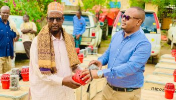Hirshabelle Agriculture Minister Mohamed Sheikh Maxamuud distributes 16 diesel engines for irrigation in Jowhar, benefiting 16 farmers in local cooperatives.